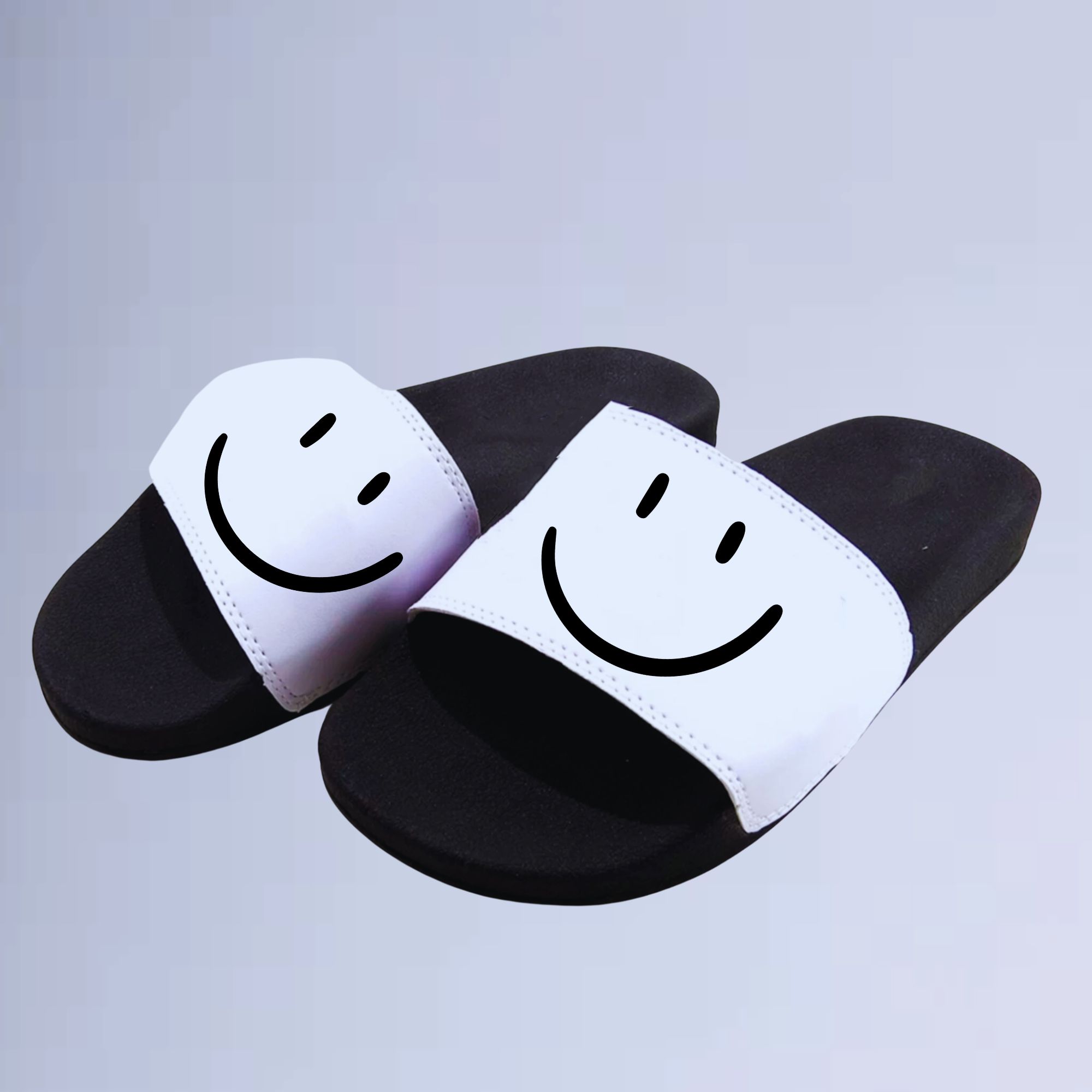 Chinelo slide walkind left smile