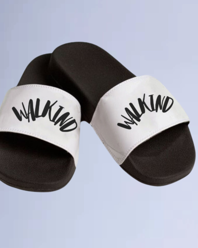 Chinelo slide walkind pissed