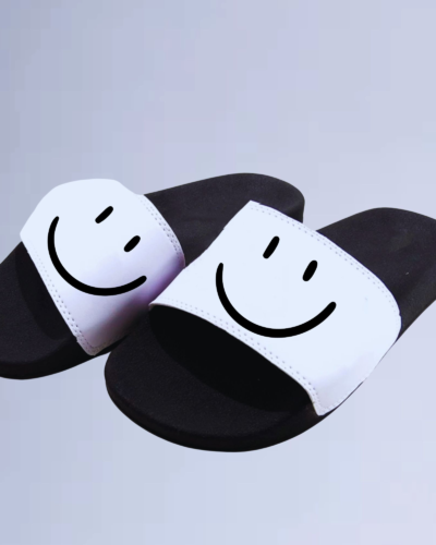 Chinelo slide walkind left smile
