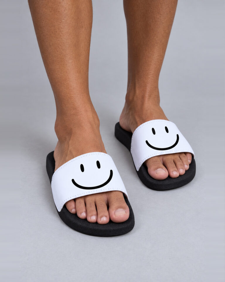 Chinelo slide walkind left smile
